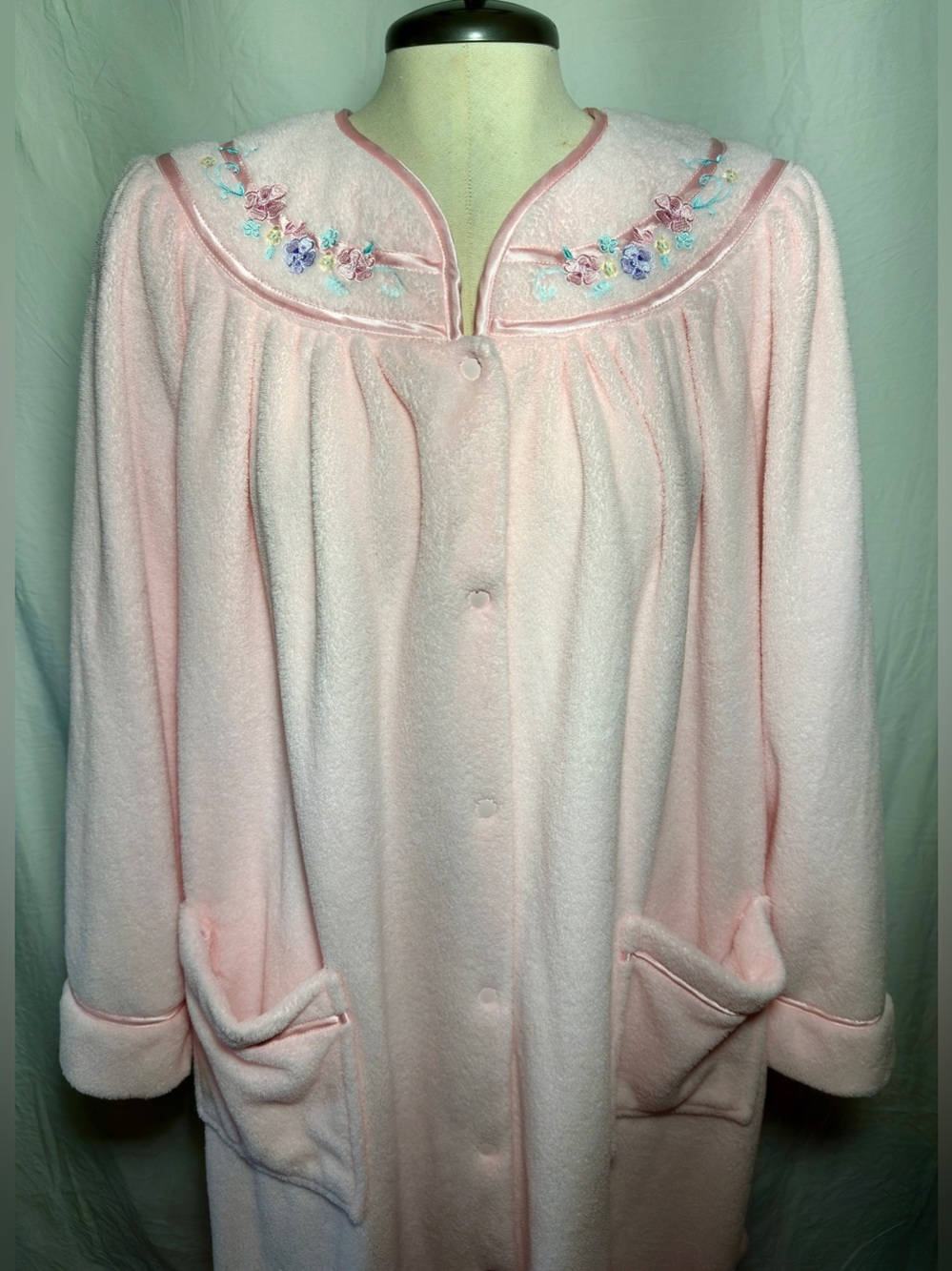 Pink Chenille House Coat Robe Floral Embroidered Button Front Pockets size L - Picture 3 of 9